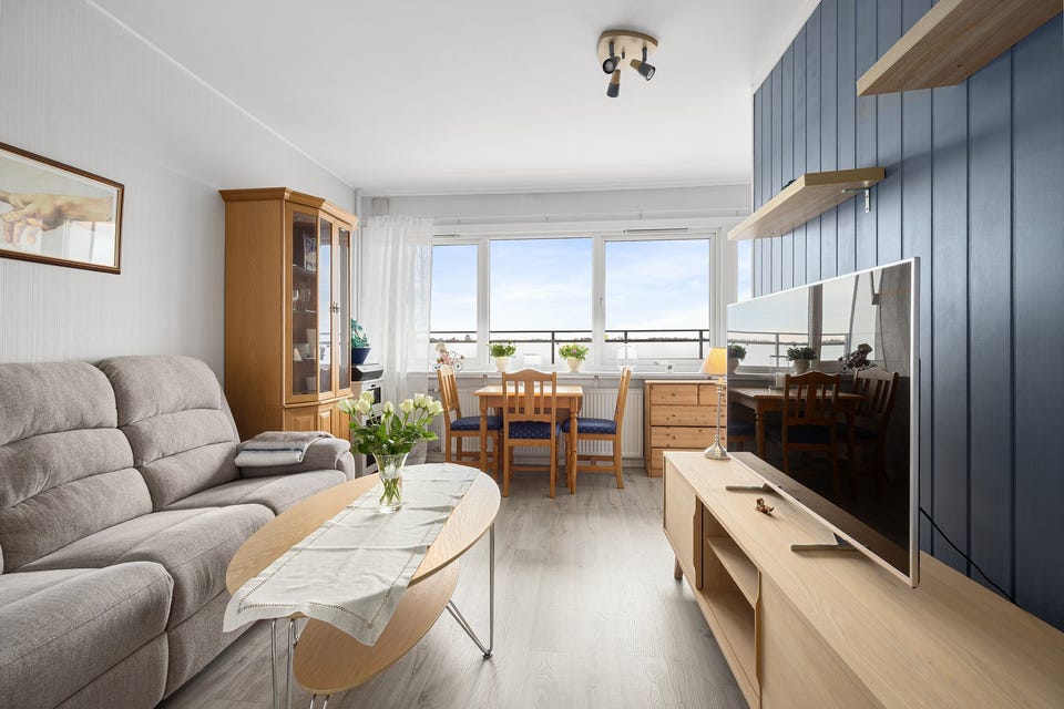 Fin og lys stue med god plass til spisegruppe, sofa og tv-møblement.