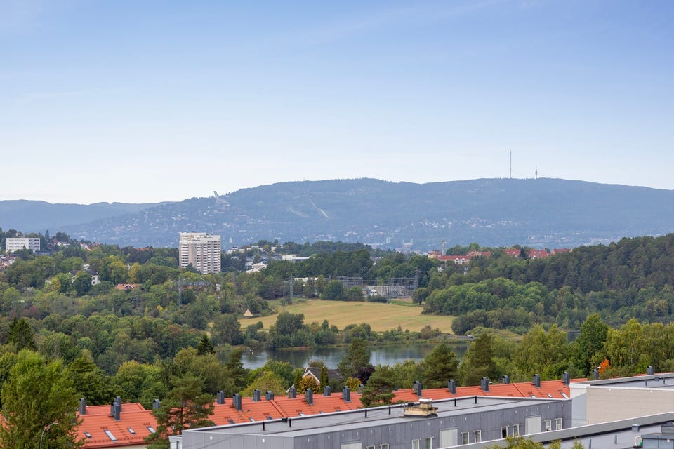 Du kan skimte Sentrum og Holmenkollen mot vest.