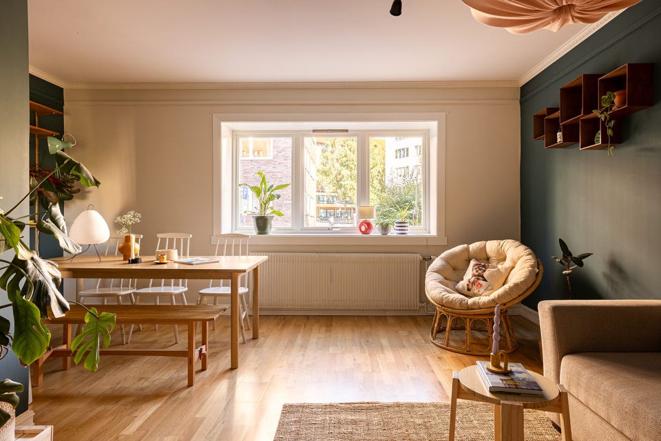 De store vindusflatene vender mot rolig gate og sørger for rikelig med naturlig lys.