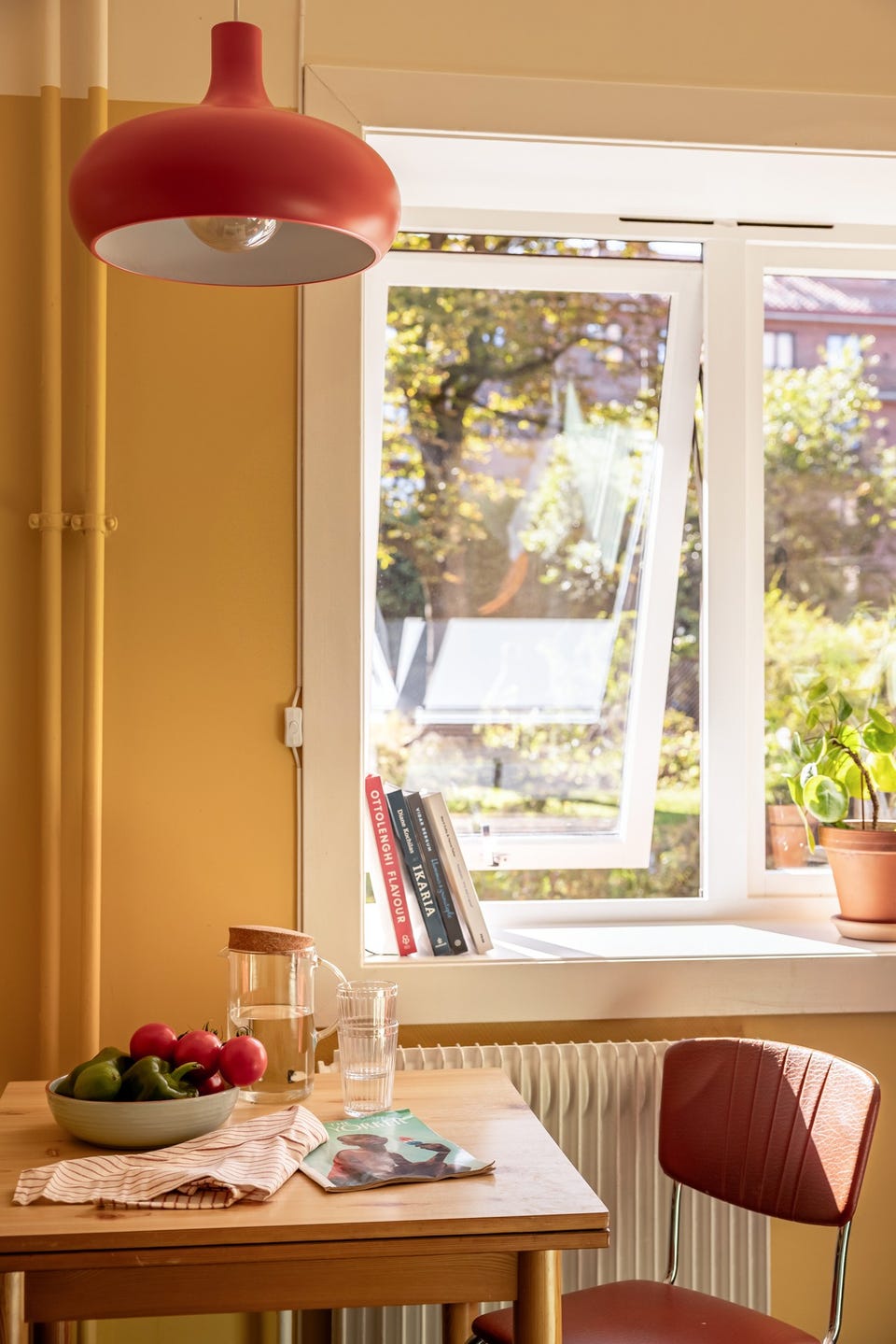 Kjøkkenet ligger i et eget rom og har en lun og sjarmerende atmosfære. Både kjøkken og soverom vender inn mot frodig og idyllisk felleshage.