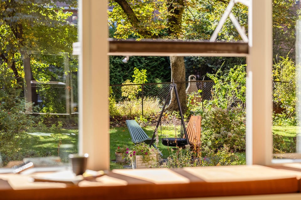 Dype vinduskarmer, perfekt for planter og deker, eller hvorfor ikke en morgenkaffe i solen?