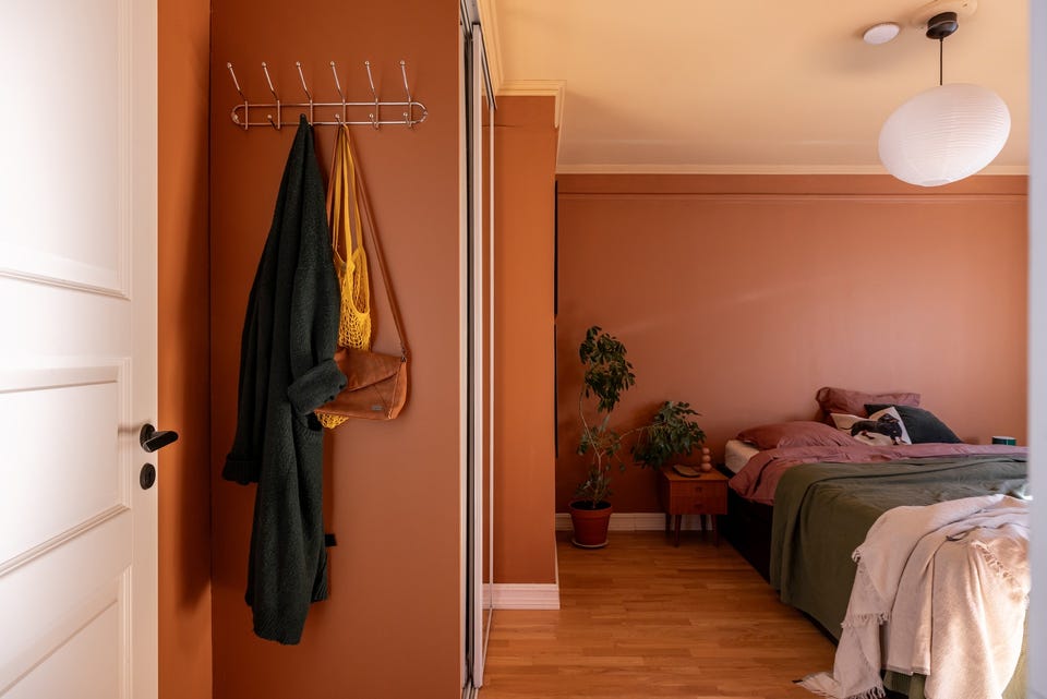 Gode oppbevaringsmuligheter i romslige skyvedørsgarderobe med speilfronter. Her er det også rikelig med plass til å etablere en praktisk hjemmekontorplass, samt supplere med kommode eller ytterligere garderobeløsninger etter behov.