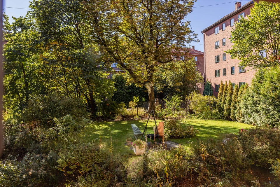 Kort vei gjennom kjelleren for å komme til aksjelagets nydelige felleshage med flere sittegrupper, bålpanner og grillmuligheter.