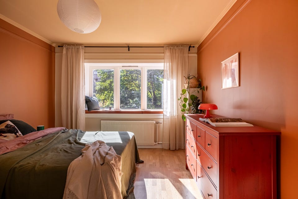 Overflatene er malt i en fin farge som gir rommet en harmonisk og stilfull karakter. Fargevalget er både moderne og beroligende, perfekt for et soverom.