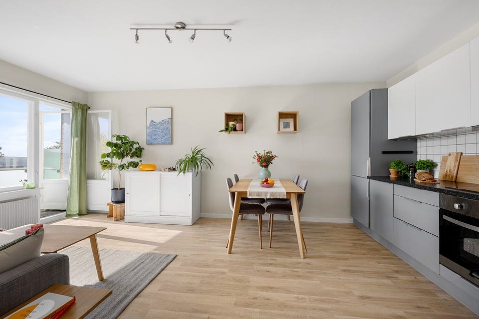 Fin plass til sofa, spisegruppe og utgang til balkong.