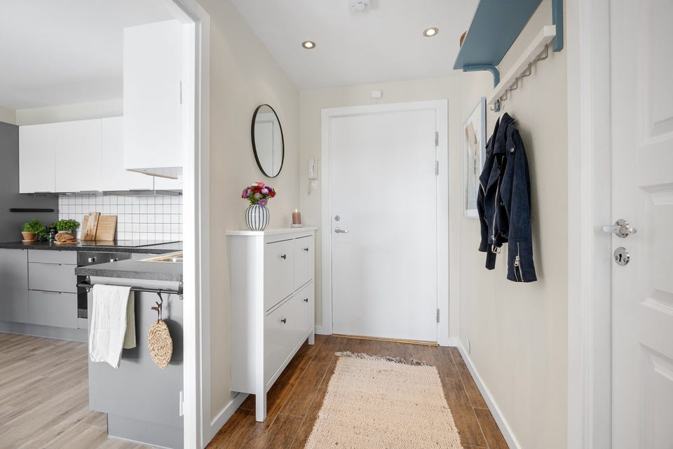 Vel innenfor døren blir du ønsket velkommen inn via en lys og innbydende entré, hvor det er god plass til oppbevaring av både sko og yttertøy i rommet.