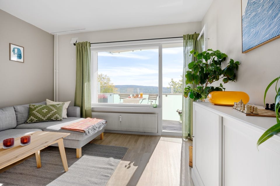 I tillegg sørger gode vindusflater i rommet for rikelig med naturlig lys og fint utsyn over nærområdet.