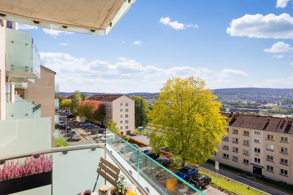 Balkongen er vendt mot sørøst og byr på gode solforhold og flott utsikt.