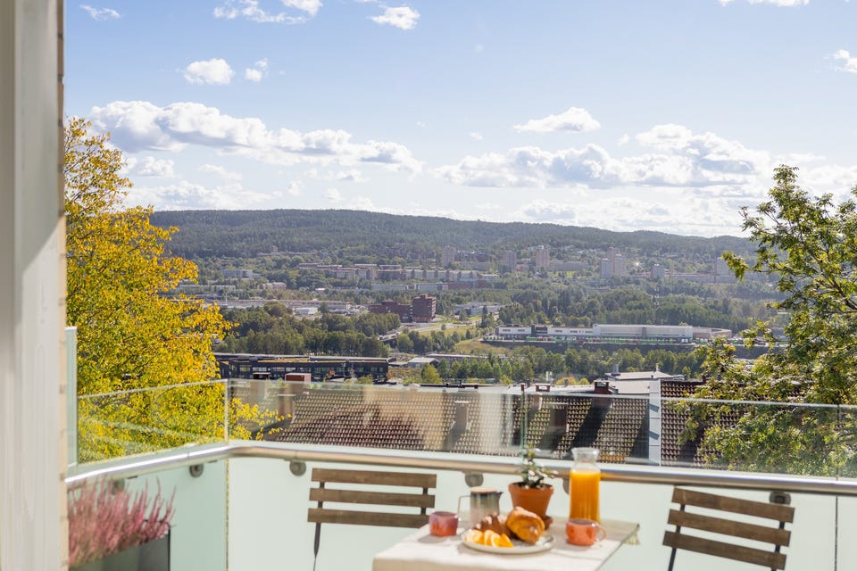 Boligen ligger i byggets 4.etasje. Det er herlig utsikt fra leiligheten.