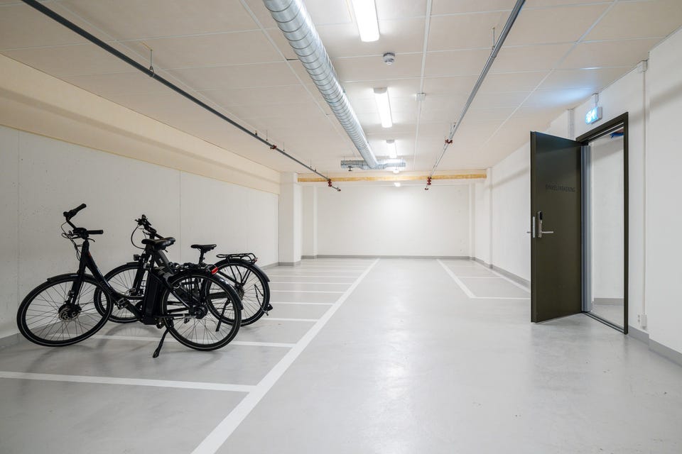 Felles sykkelparkering i kjelleren har særskilte plasser for elsykler og ladebokser for sykkelbatterier.
