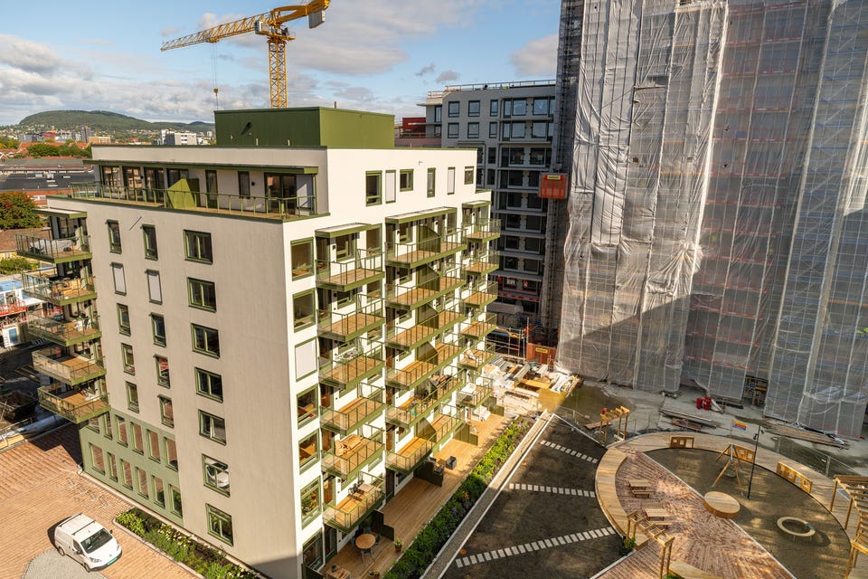 Fasaden og uteområdene viser det nyoppførte boligkvartalet. Leiligheten har balansert ventilasjon.