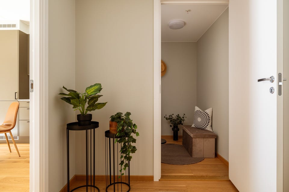 Entréen gir adkomst til bad, innvendig bod og oppholdsrom. I tillegg disponerer boligen en separat kjellerbod på 5 m².