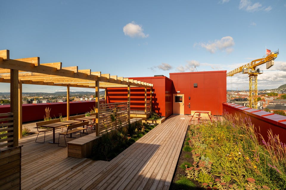Felles takterrasse i Grønvollkvartalet med flere soner for sitteplasser og opphold utendørs.