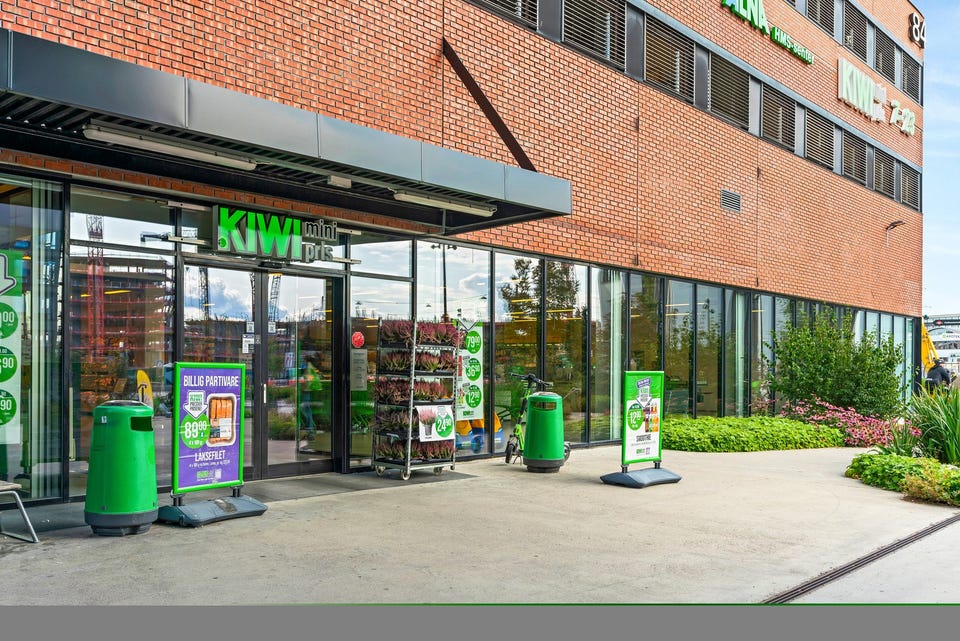 Fra leiligheten er det kort avstand til det du trenger av matbutikker, treningsmuligheter og andre servicetilbud.