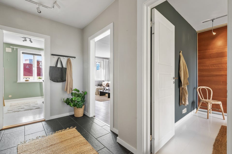 Velkommen inn! Lys og luftig entré som gir et godt førsteinntrykk av leiligheten.