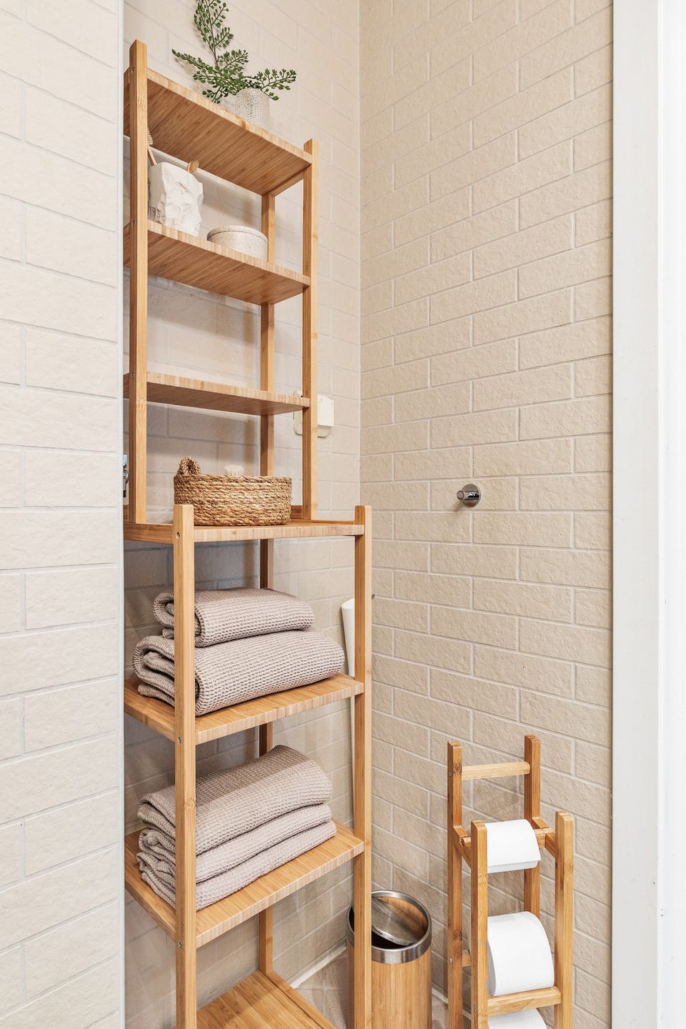 Det er nedsenket himling med downlights og opplegg for vaskemaskin.