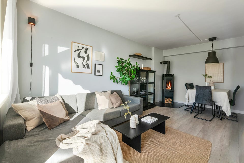 Stuen har gode møbleringsmuligheter, med plass til sofagruppe med tilhørende møblement, tv-seksjon og spisebord.