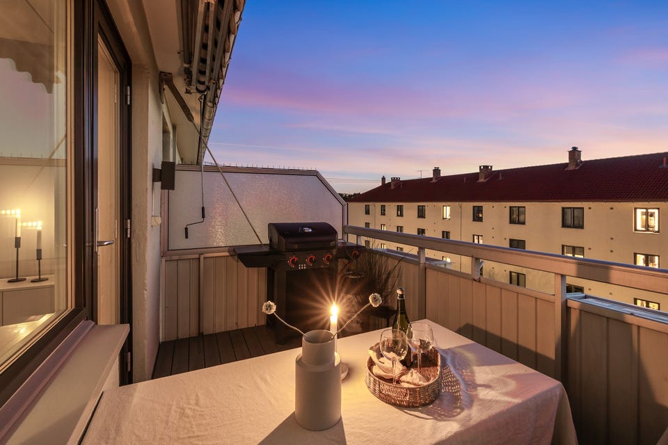Balkongen vender mot vest med gode solforhold fra ca. 14:00-22:00 på sommerstid, i følge selger.