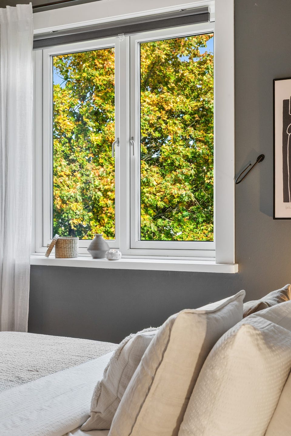 Stort vindu gir naturlig lys, og gode muligheter for lufting.
