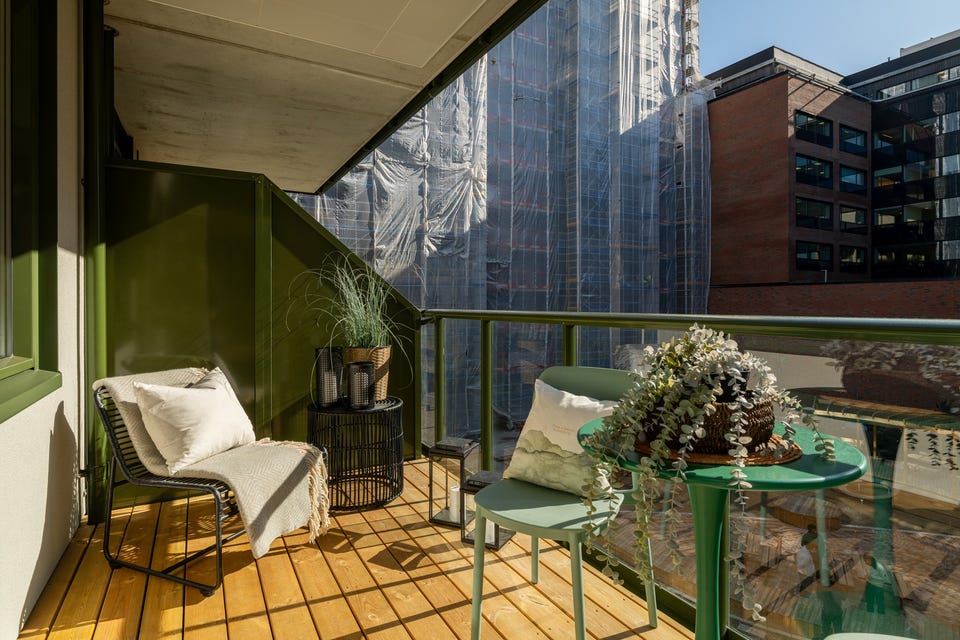 Boligens private balkong har plass til sittegruppe. Beboerne har i tillegg tilgang til felles takterrasse.
