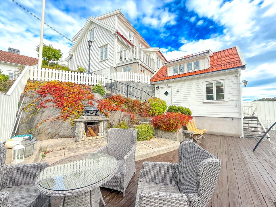 Brygge og uteplass ved huset.