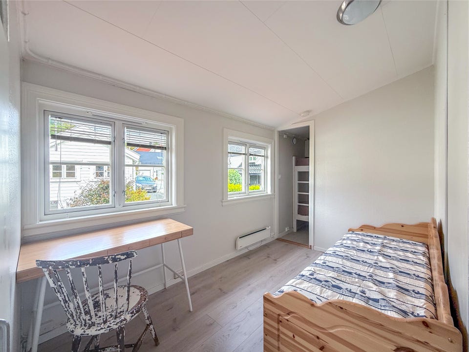 Soverom med plass til seng og skrivebord.