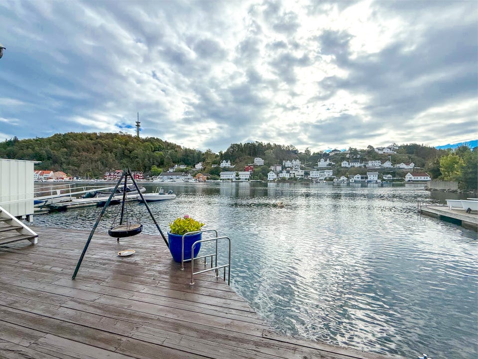 Brygge og utsikt over vannet.