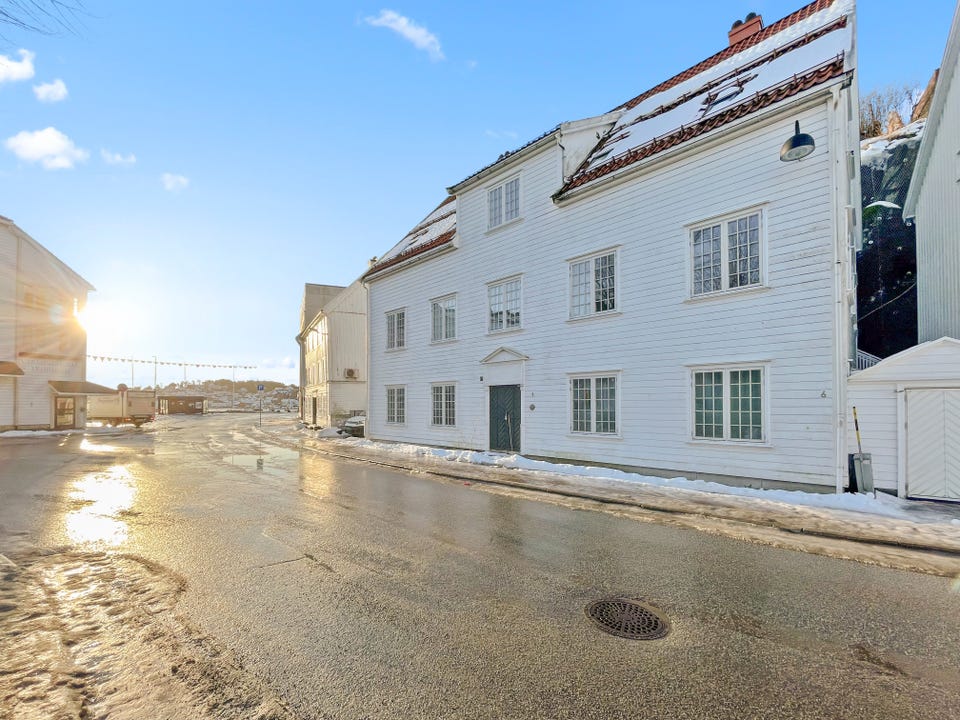 Fasade og nydelig lokasjon rett ved sjøen.