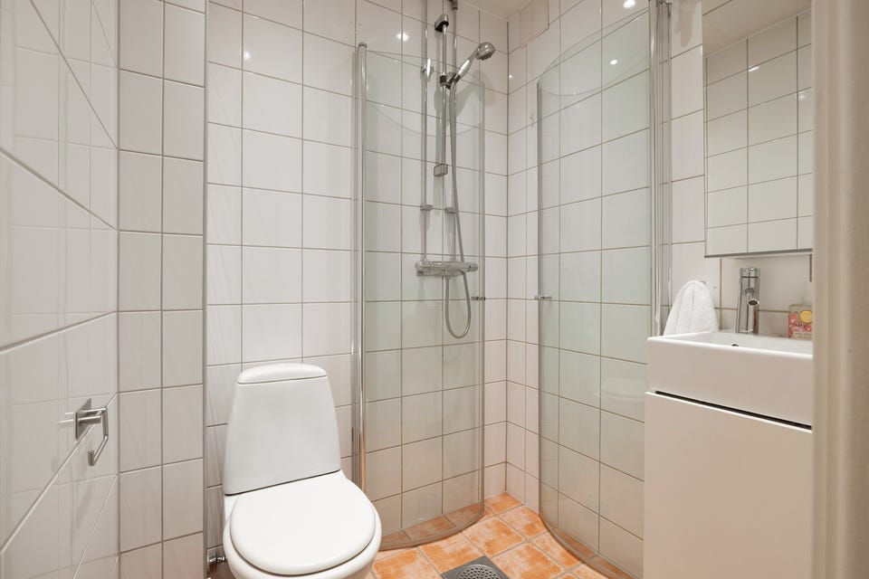 Badet ble oppgradert med ny baderomsinnredning i 2023.