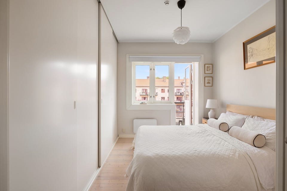 På soverom er det plass til en dobbeltseng med tilhørende møblement, og det er montert en skyvedørsgarderobe for oppbevaring av klær.