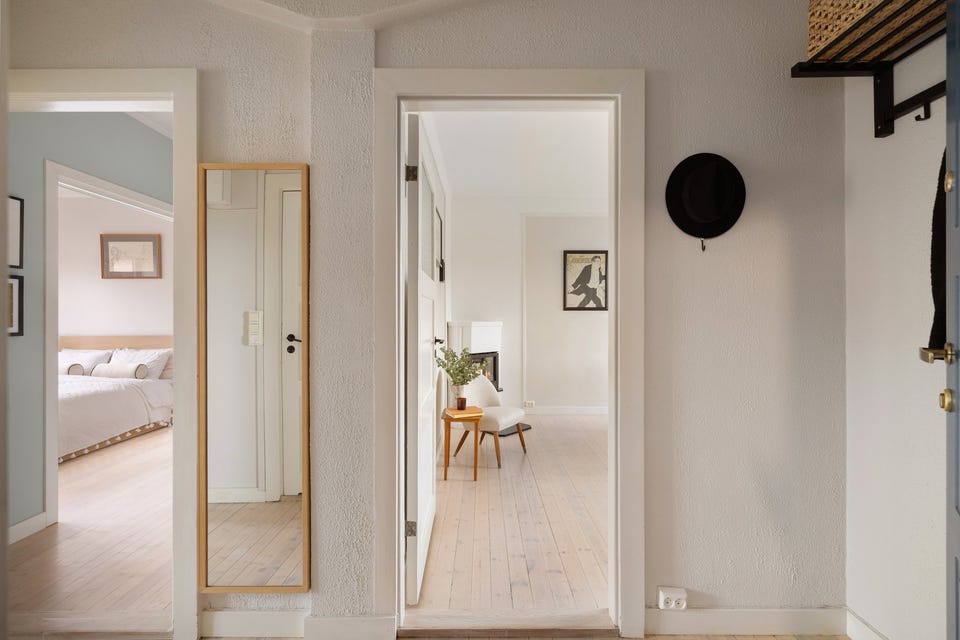 Romslig entré med plass til avheng av yttertøy og sko.