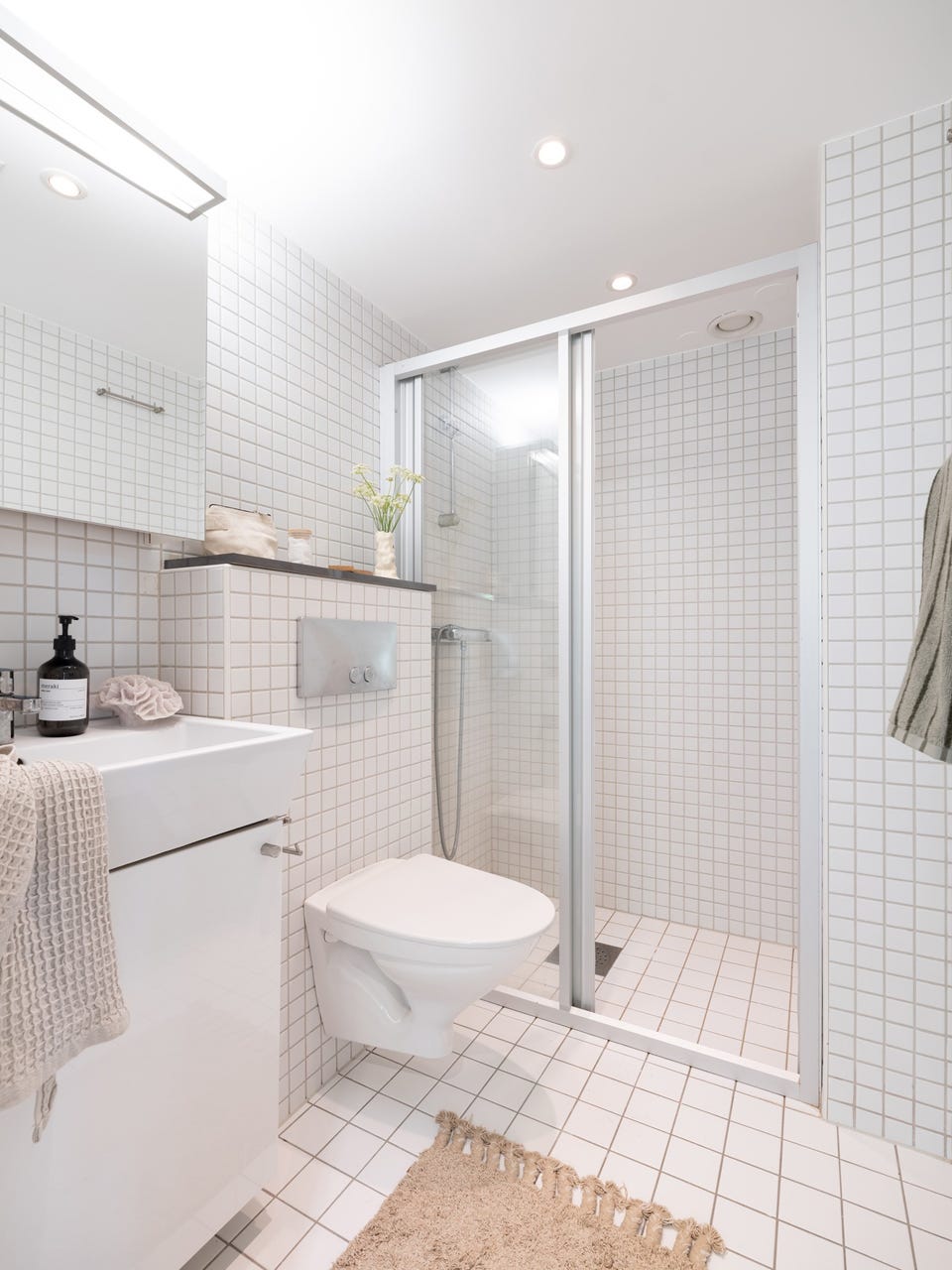 Delikat og flislagt baderom med gulvvarme. Nedsenket himling med downlights.