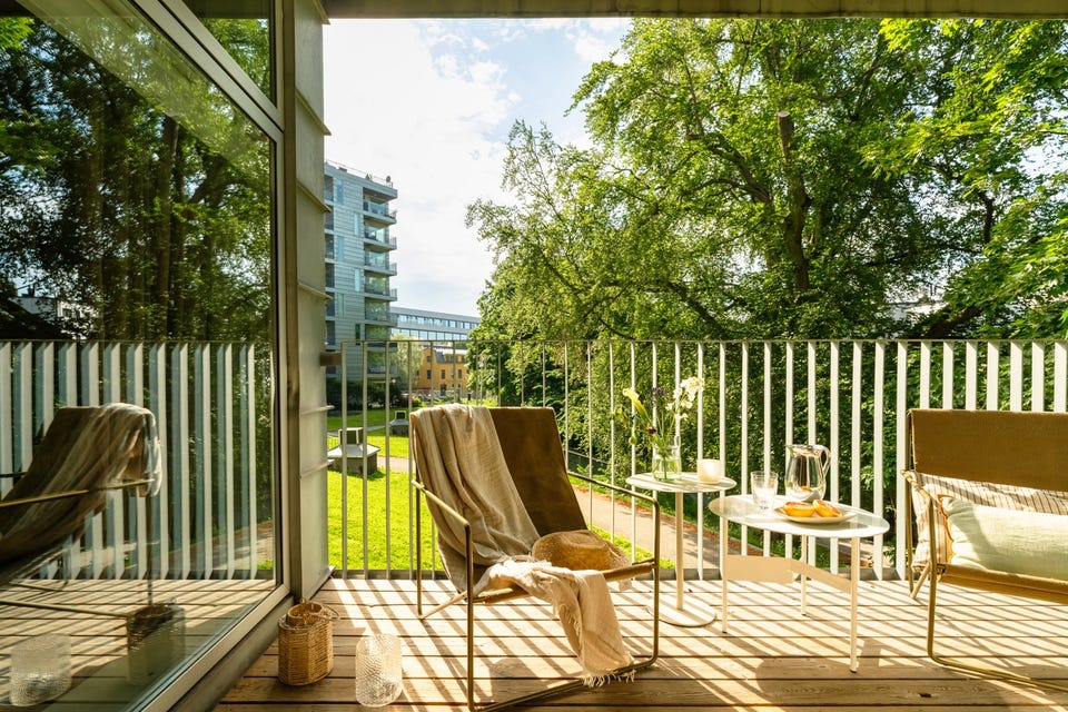 Balkongen fungerer som en forlengelse av leiligheten gjennom hele sommerhalvåret.