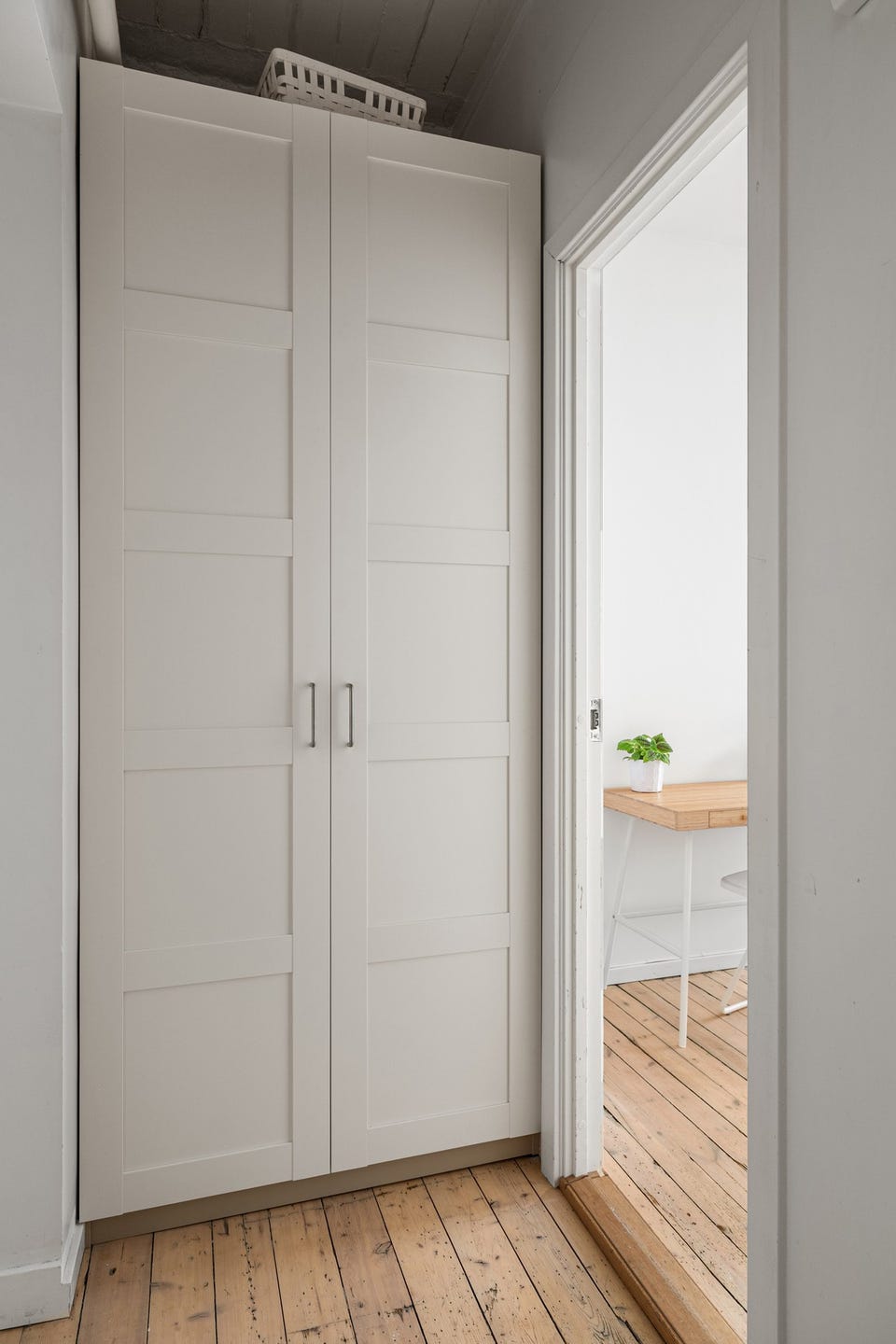 Romslig garderobe plassert i entré.