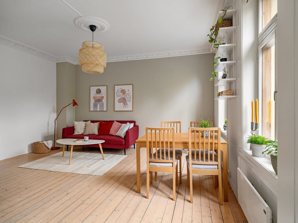 I stuen er det plass til sofagruppe, spisebord og TV med tilhørende møblement. Brede vinduskarmer.