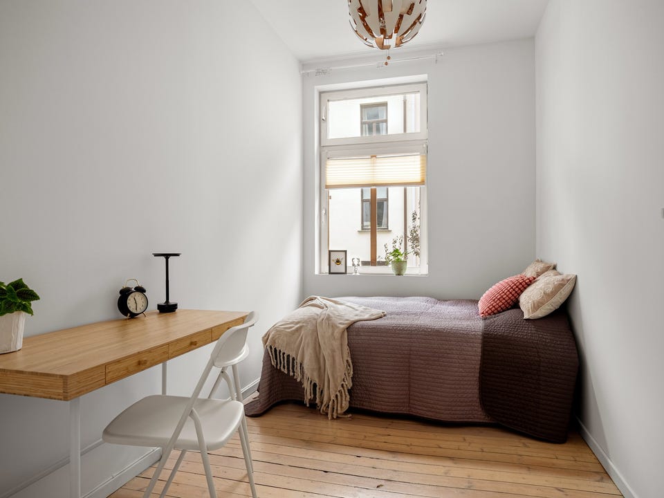 Soverommet vender mot sameiets indre gårdsrom, og har plass til dobeltseng.