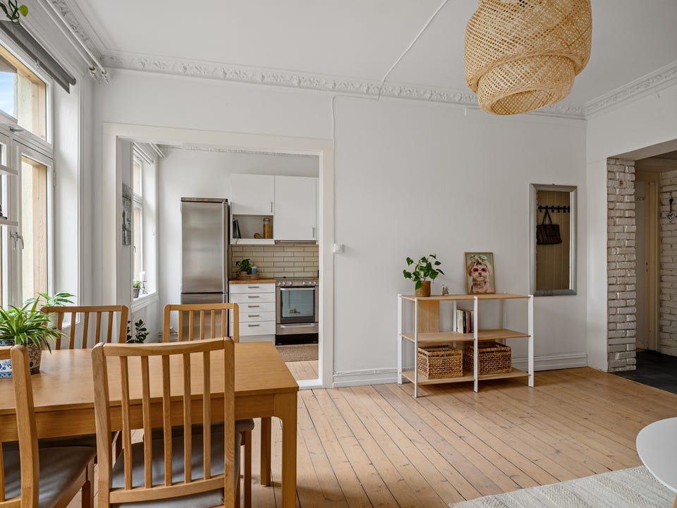 Kjøkkenet ligger i delvis åpen løsning mot stue.