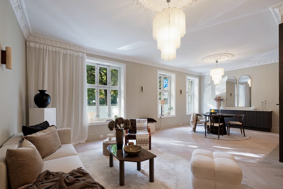 Leiligheten ligger i 1. etasje i en klassisk bygård med heis, og har en gjennomtenkt planløsning med et sort og sosialt oppholdsrom, hovedsoverom med en-suite bad, ytterligere to soverom og et baderom til.