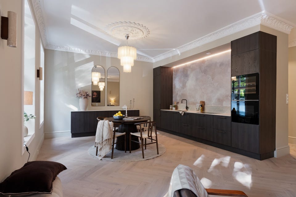 Påkostet 4-roms på 100 m² i klassisk bygård | Renovert i 2026 | Takhøyde opptil 2,94 m | 3 soverom og 2 bad