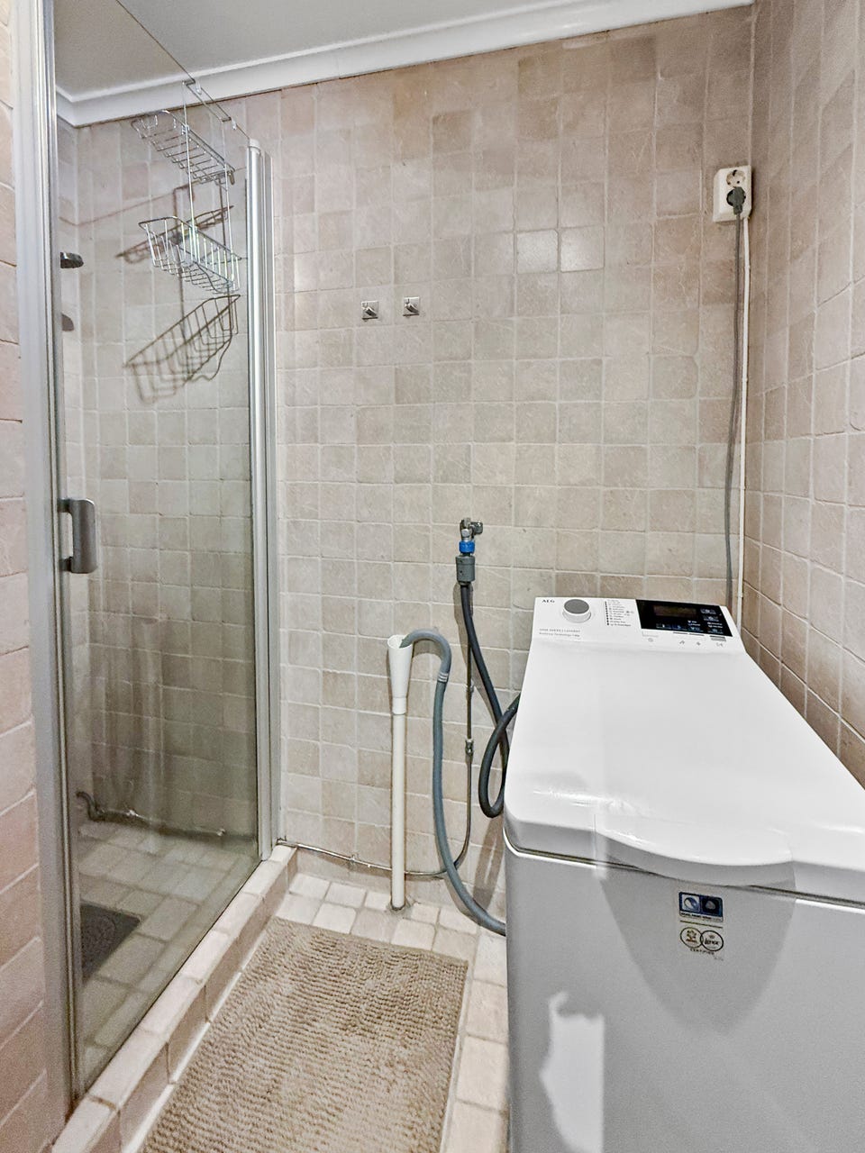 Badet har både vaskemaskin og dusjløsning