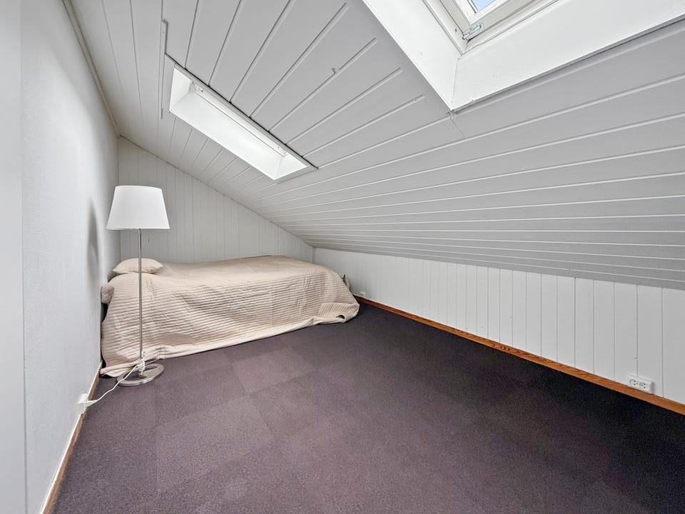 Rommet er L-formet og har sengeavdeling innerst i rommet
