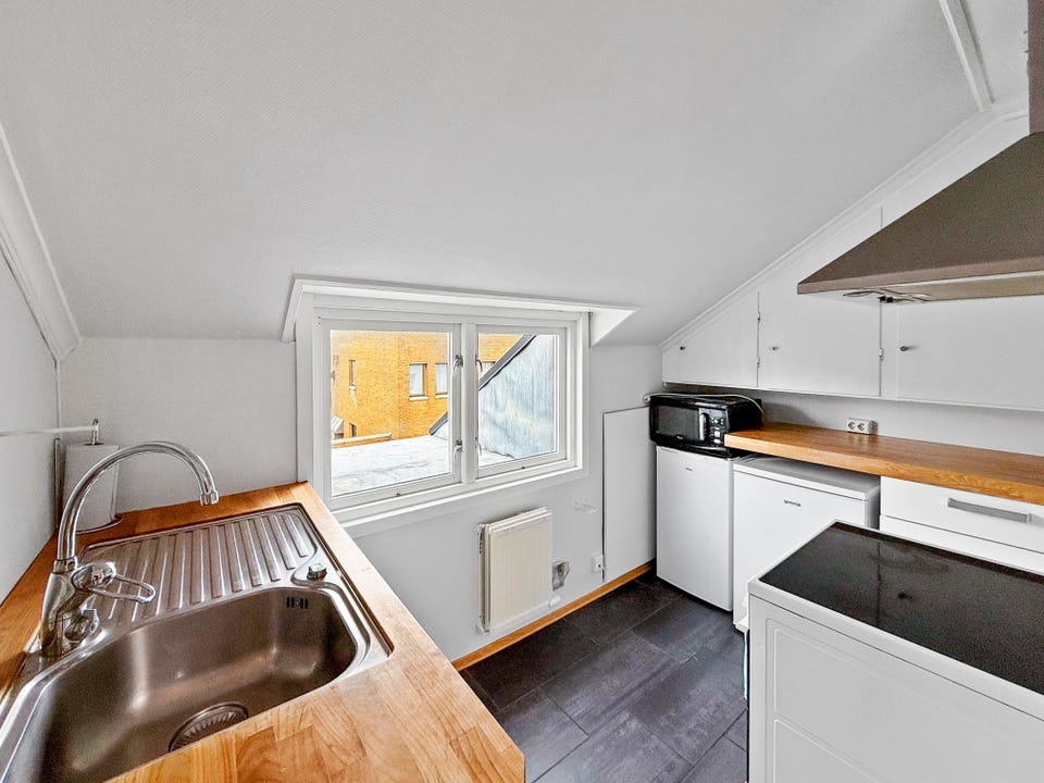 Kjøkken med naturlig lys og utsyn