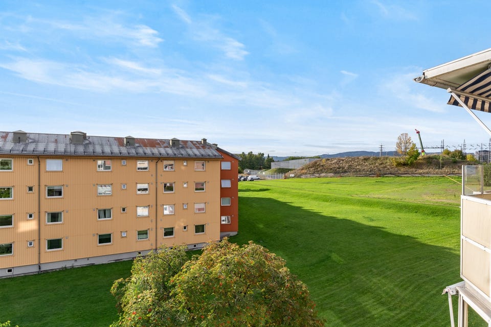 Balkongen er i tillegg innglasset, som gjør at den kan nytes på flere årstider.