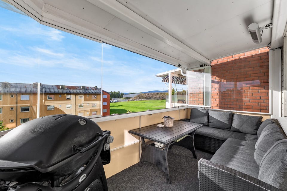 Balkongen er vestvendt med sol fra ca. 13:00-22:00 i følge selger, og har plass til utemøbler, grill og planter - det perfekte stedet å nyte solrike dager.