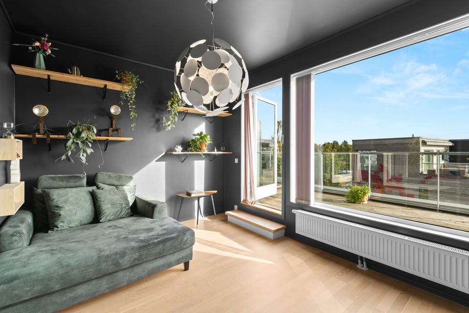 Lys og fin stue med store vindusflater.