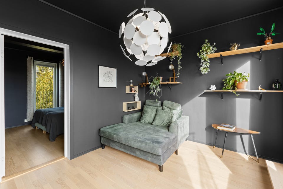 Rommene i 2. etasje og 3. etasje har vannbåren varme til radiatorer.