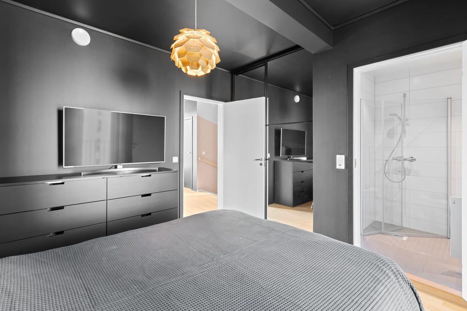 På soverommet er det plass til dobbeltseng med tilhørende nattbord, samt god oppbevaringsplass i plassbygget skyvedørsgarderobe med speildører.
