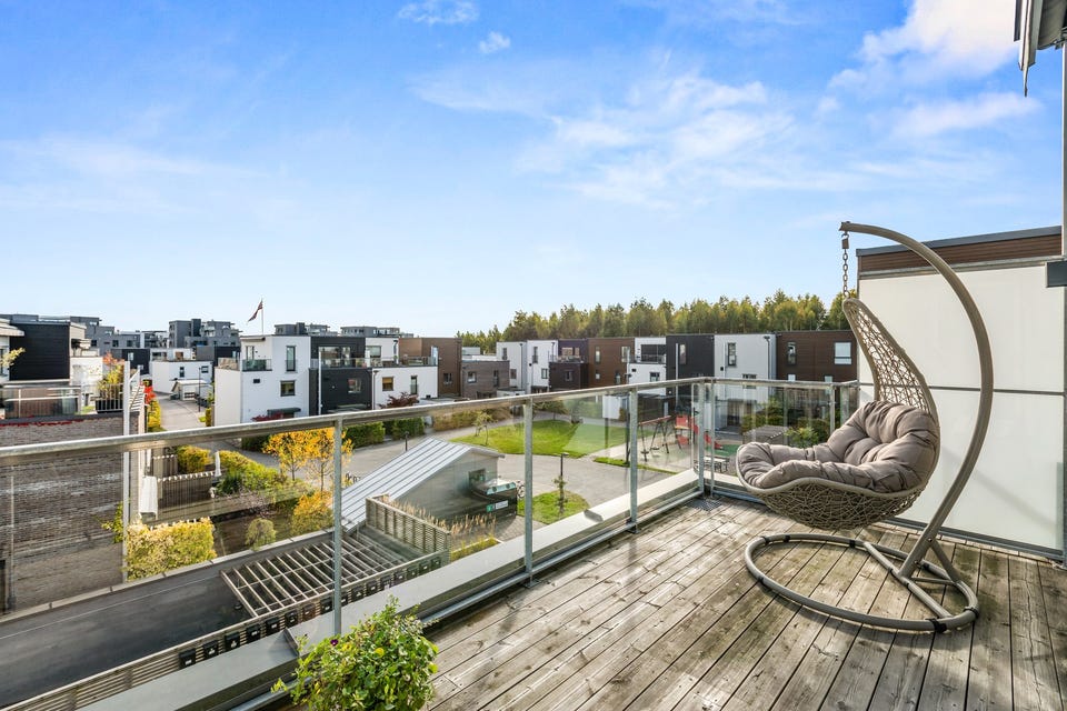 Lekkert funkisrekkehus over 3 plan fra 2017 | Solrike uteplasser | Garasjeplass med el-bil lader | Barnevennlig område!