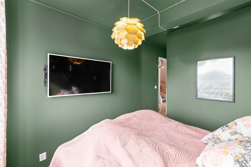 På soverommet er det plass til dobbeltseng, samt god oppbevaringsplass i medfølgende garderobe.