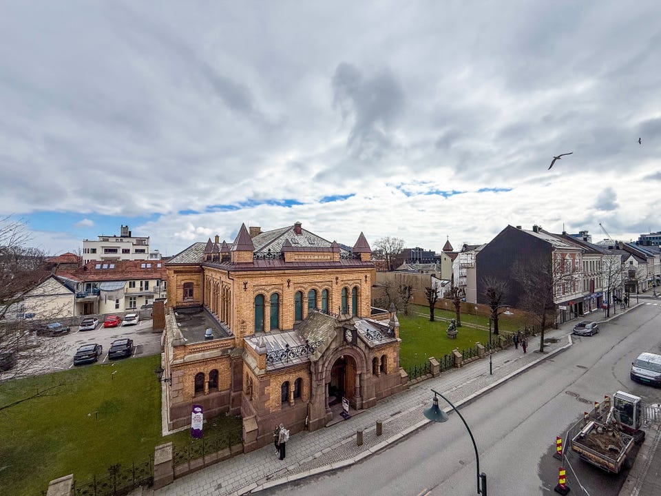 Utsikt en etasje høyere enn tredje etasjen som nå leies ut.